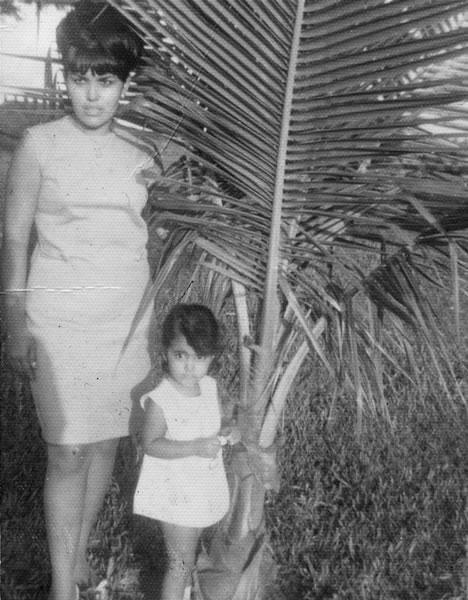 Mi mamá y yo cuando tenía tres años. Mi madre era tan divina y espectacular.