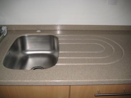 Hacer barreno, submontaje de tarja y escurridor grabado.