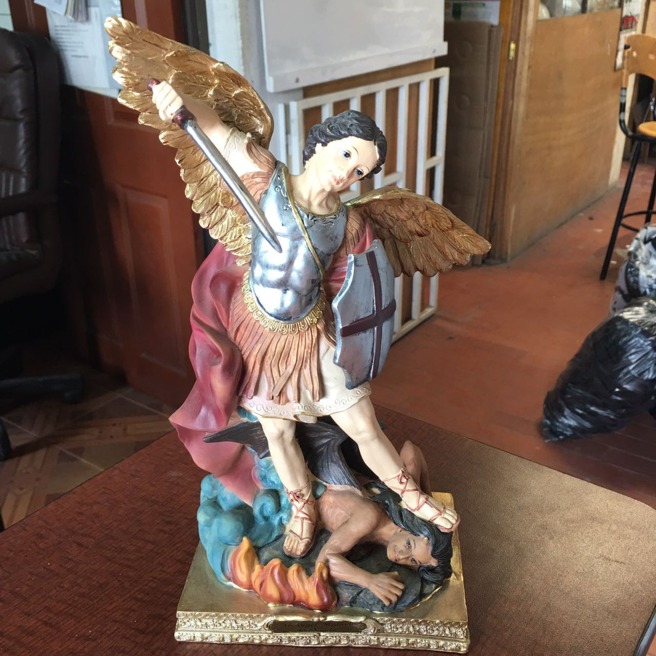 Escultura en resina a color