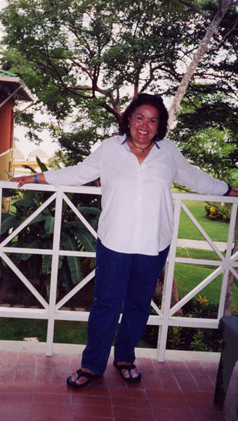 Detras de esta foto escribiste: "Aquí está la mamá, en el balcón del apartamento de la playa. 9/8/2003". Estabas súper bronceada, mami.