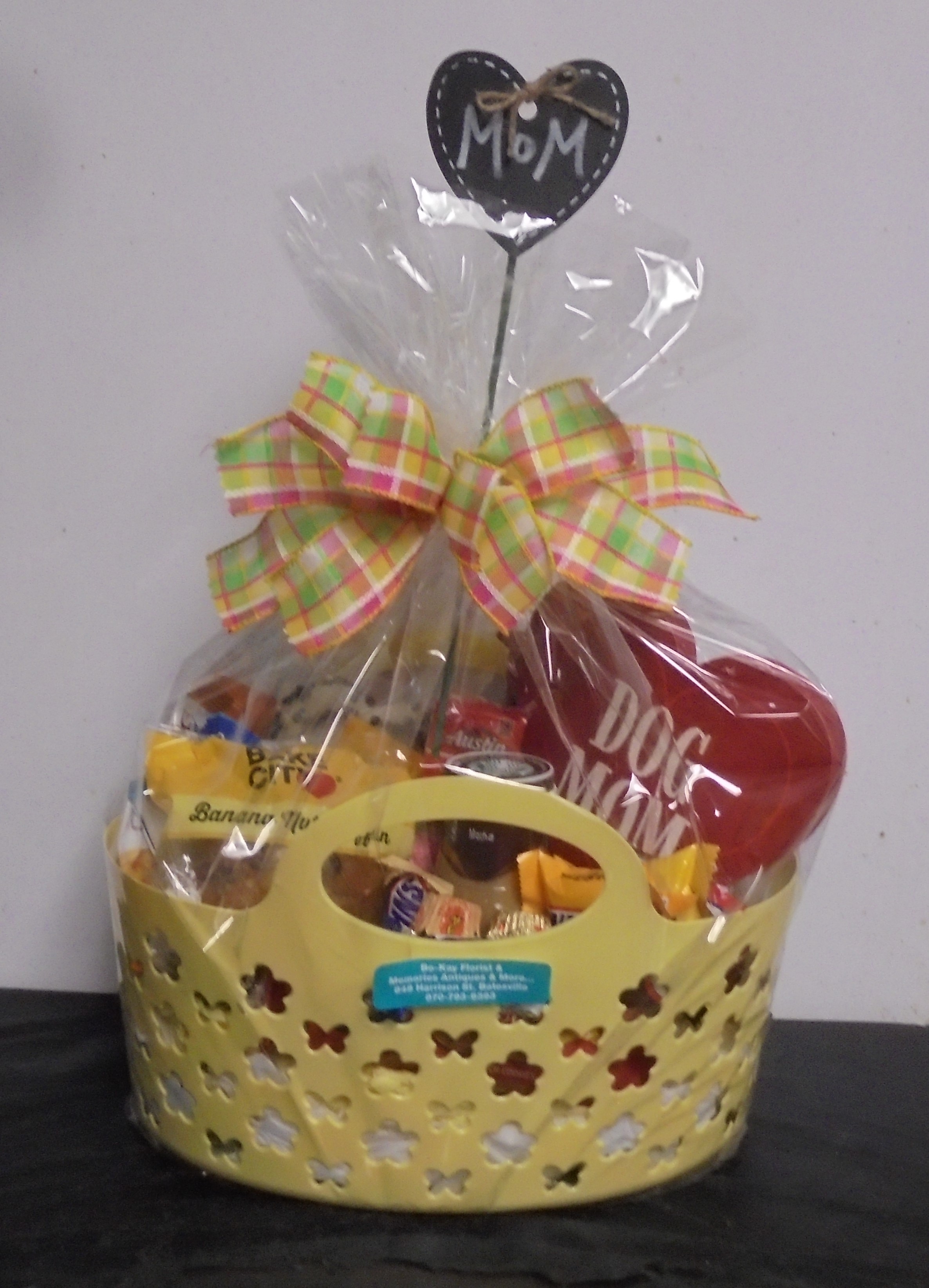 (17)  Goodie Basket
With "Dog Mom" Plaque
$50.00