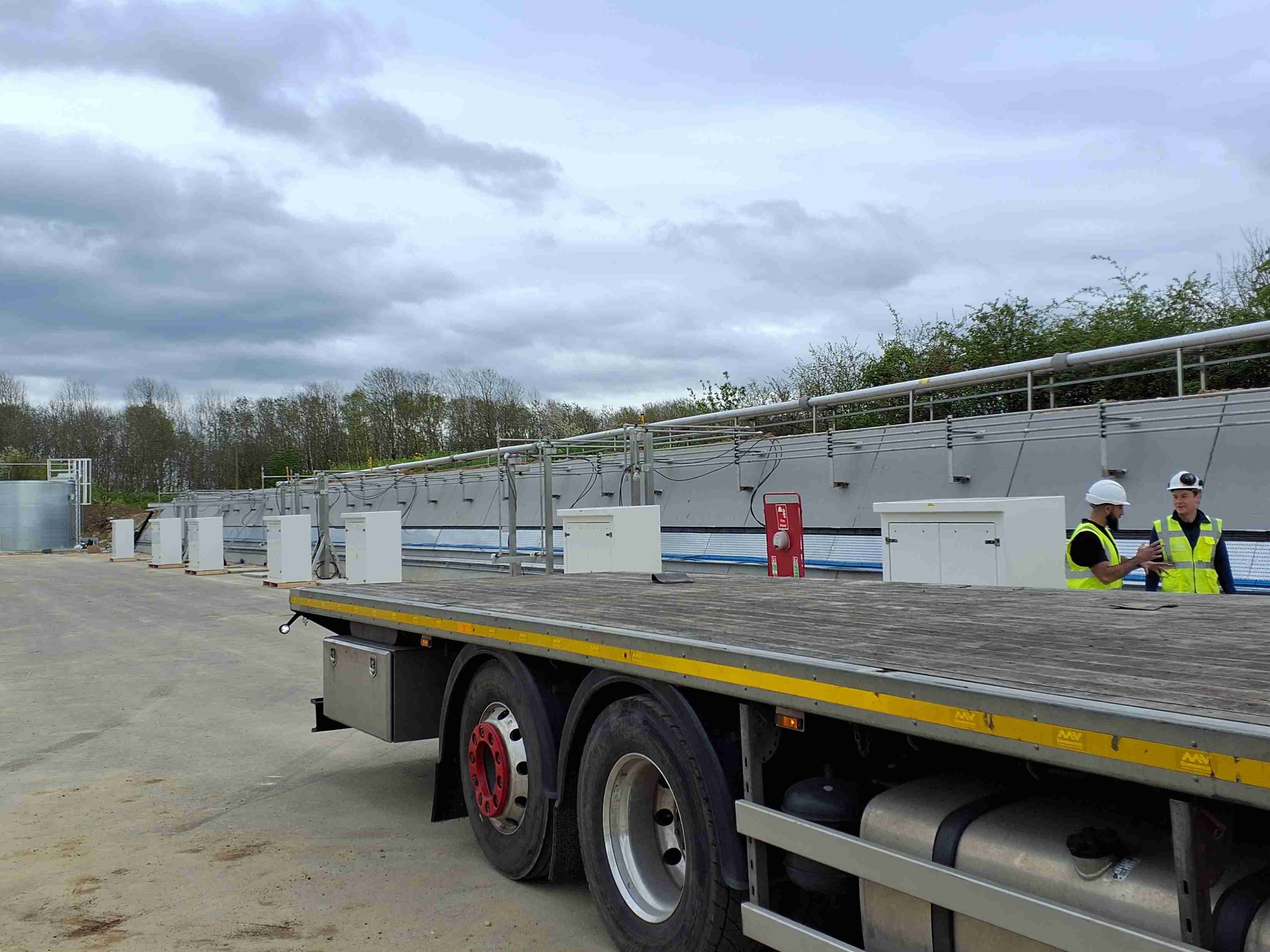 https://0201.nccdn.net/1_2/000/000/0d8/db8/trailer-kiosks-delivery-on-site.jpeg
