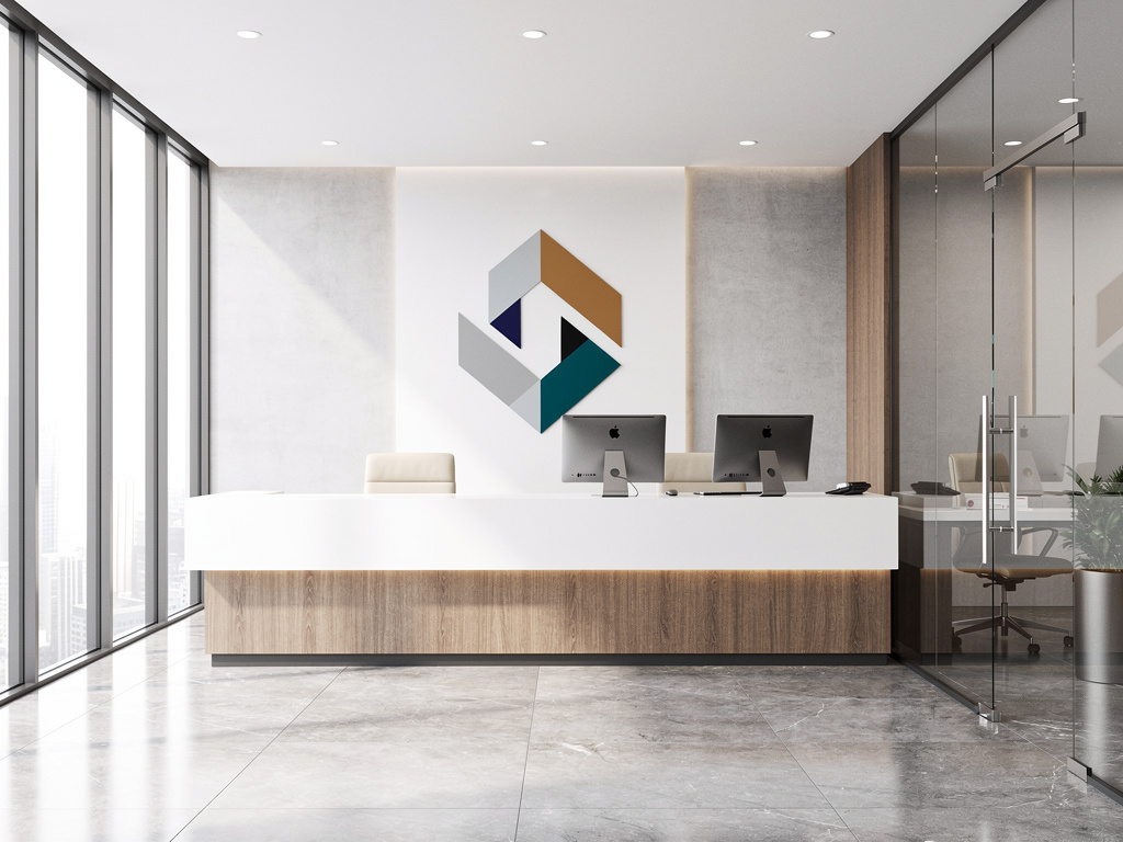 Recepción de oficina moderna con mostrador blanco y madera, logotipo geométrico en la pared, ventanales y mamparas de vidrio