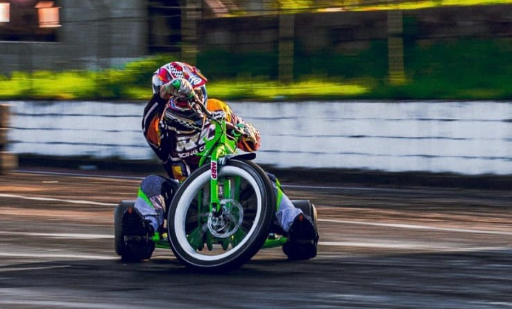 carro preto derrapando durante o dia