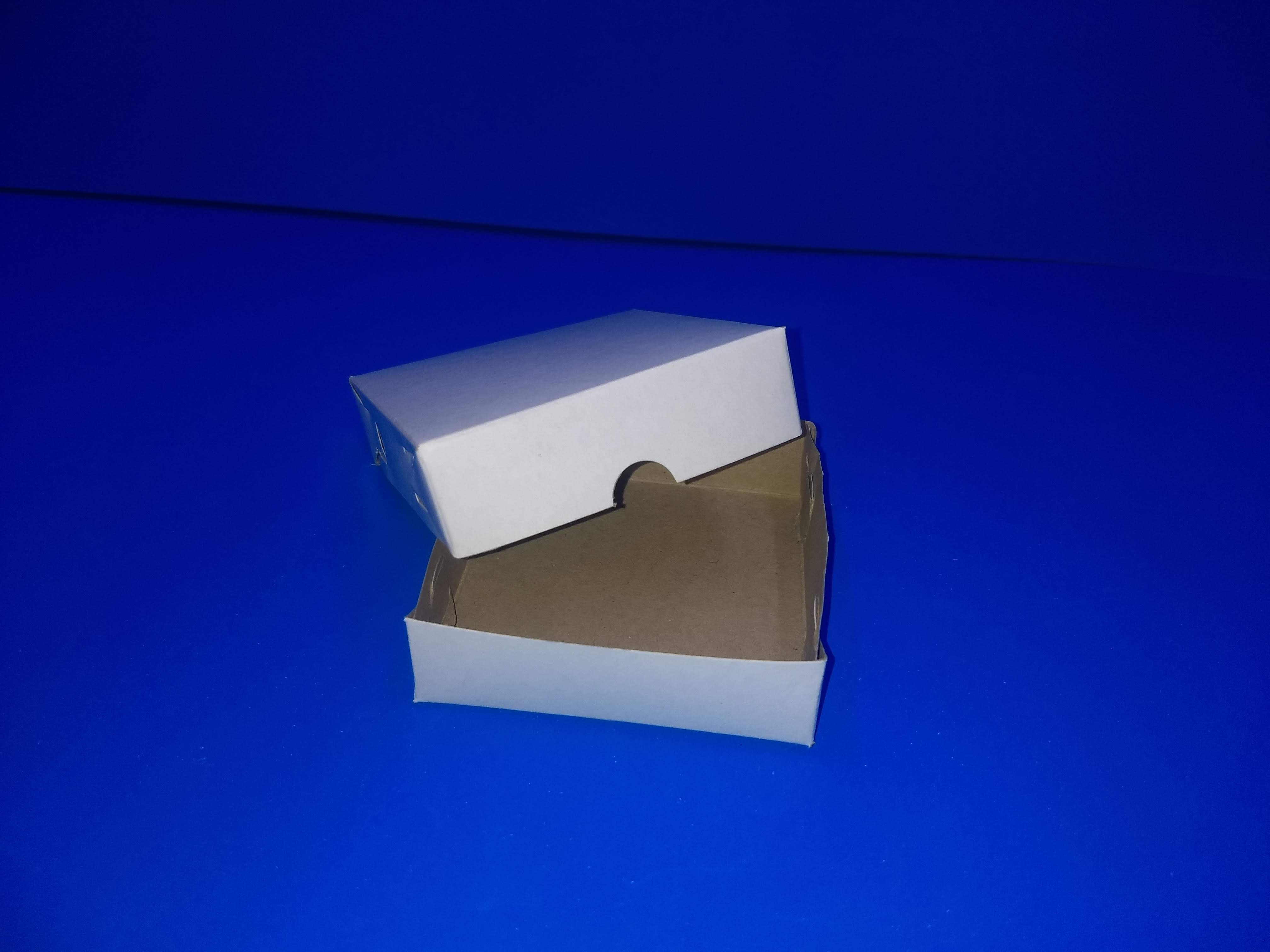 CAJA CAPLE BLANCA 
MODELO # 20018 8.5X8.5X2.5