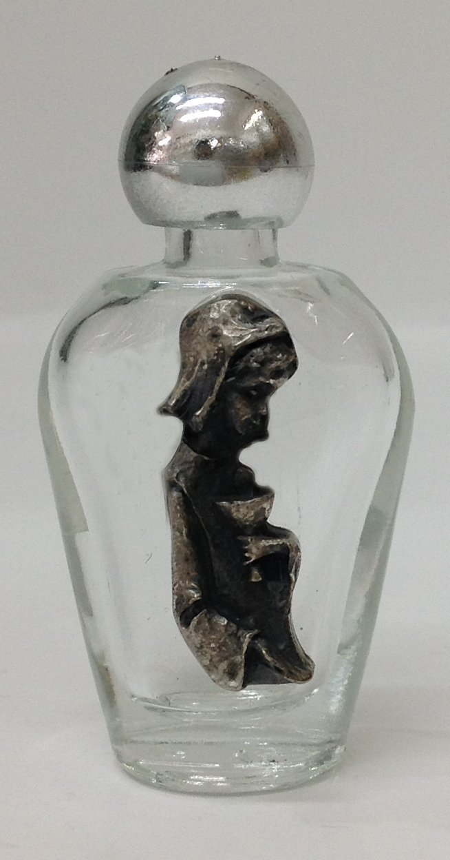 BOTELLA CON IMAGEN DE NIÑA CON CÁLIZ