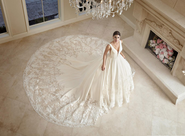 green emerald velvet dress Pronovias Privee: Orlanda