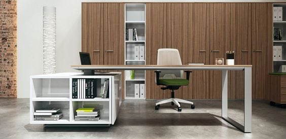Oficina moderna con escritorio, silla ergonómica y estanterías de madera.