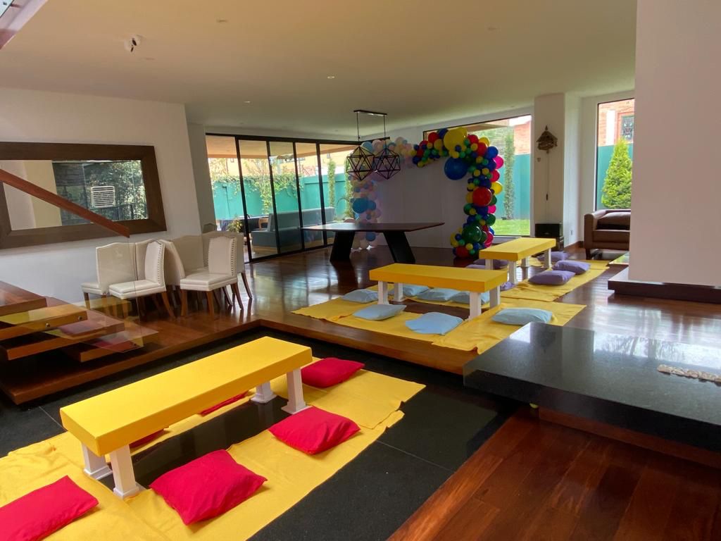 Mesa Rectangular Tapizada Baja
Con 6 Cojines+Manta
$80.000 Alquiler
Manejamos Variedad De Colores