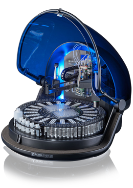 hombre vistiendo traje quirúrgico cerca del espejo