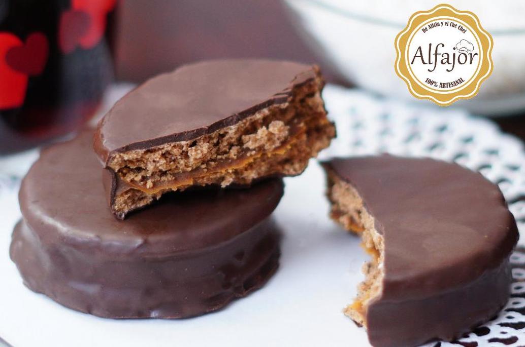 galletas marrones en un plato de cerámica blanco galletas marrones en un plato de cerámica blanco