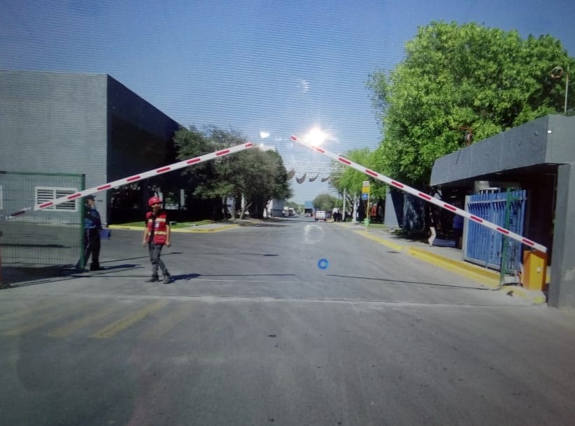  Control de acceso vehicular mediante barrera vehicular automática que sube y baja para autorizar el paso de autos, mejorando la seguridad perimetral y el control de entradas en estacionamientos y complejos empresariales