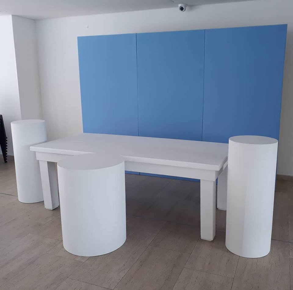 Mesa Blanca rectangular grande 90.000 $
Mesas cilíndricas blancas
combo de 5 unidades en 200.000 pesos.