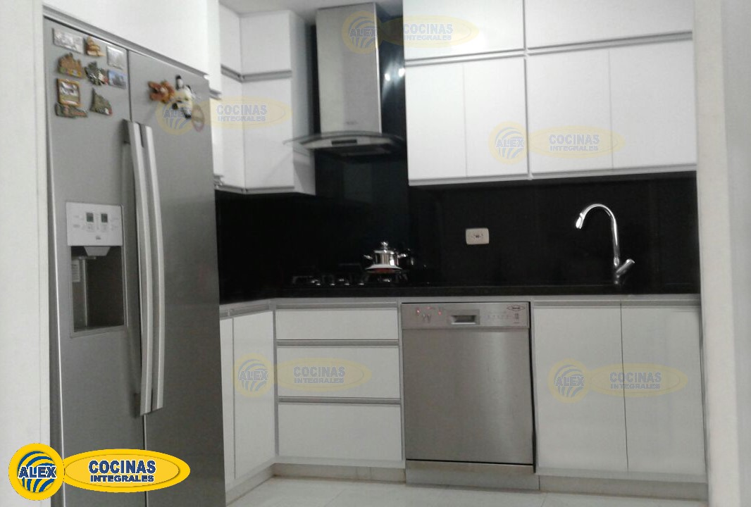 Cocina en U color Blanco Alto Brillo con manija perfil aluminio