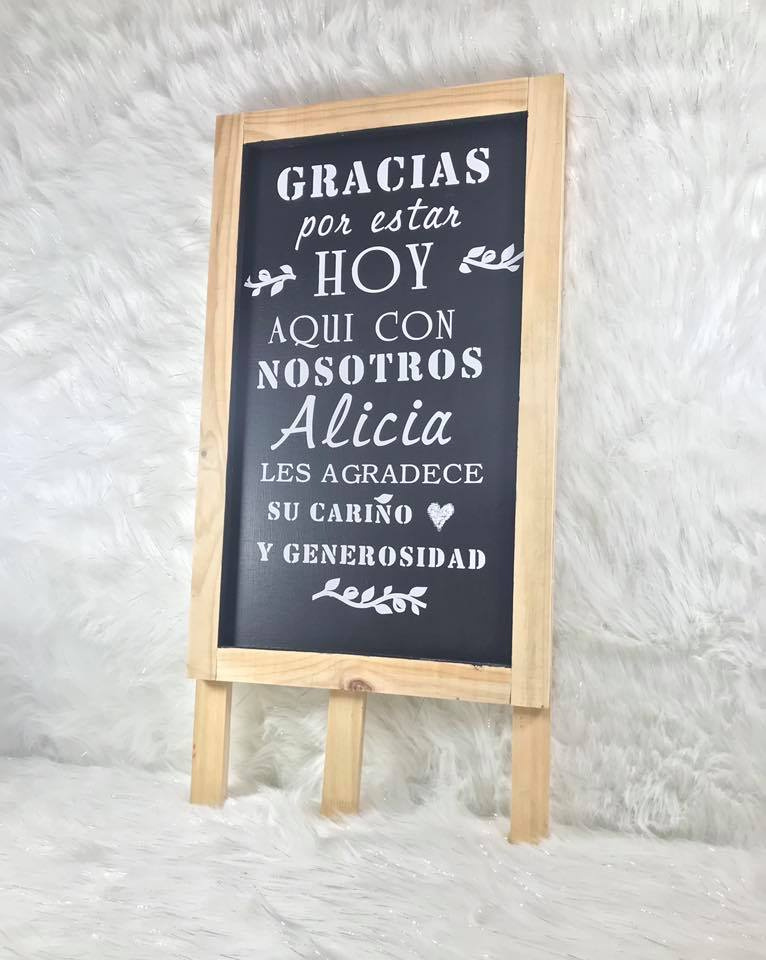 Tablero color Madera 
73cm altura 45cm ancho 
Alquiler $20.000 sin presonalizar.
costo adicional por personalizacion $110.000