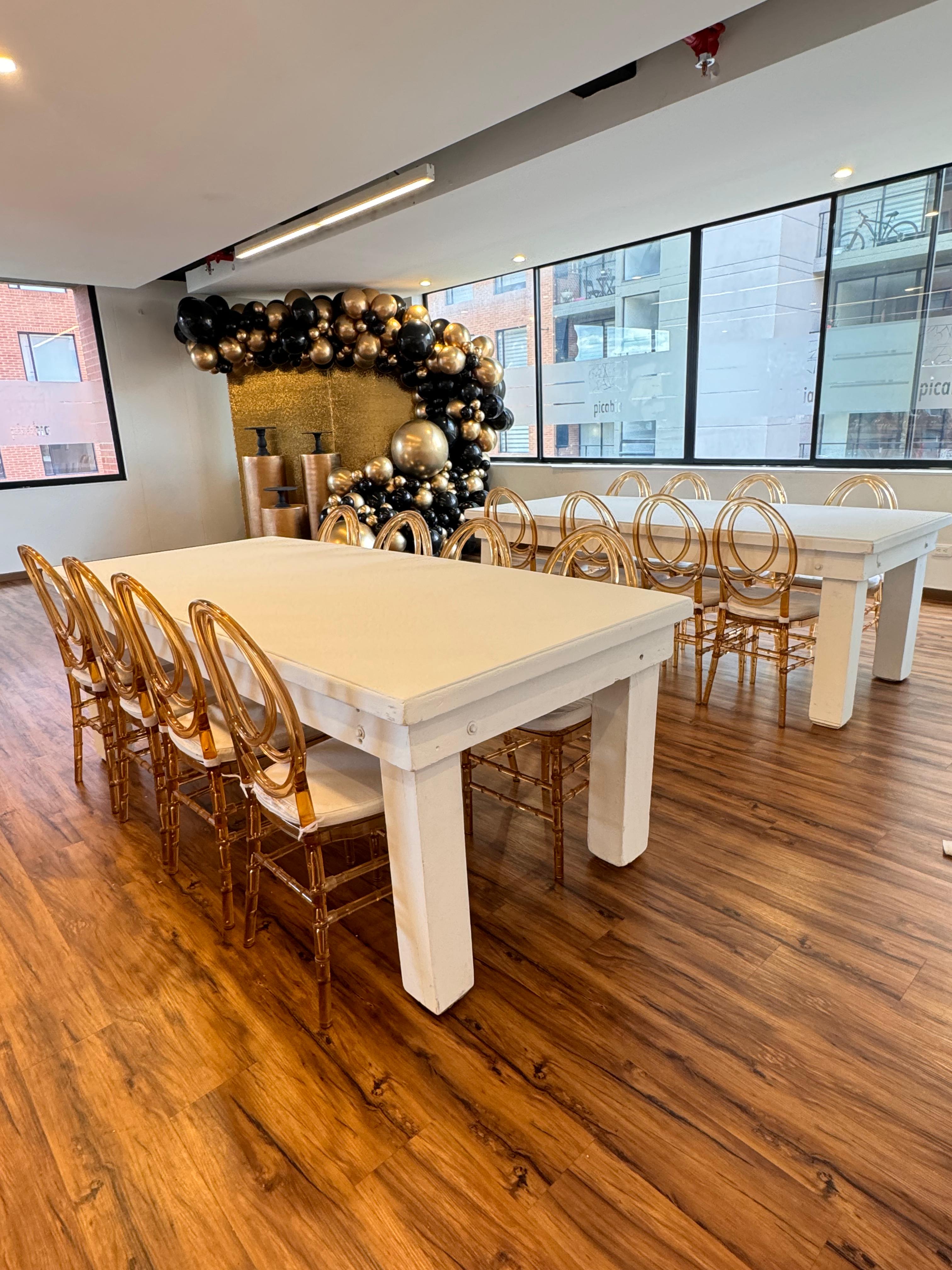 Mesa Rectangular de Madera Blanca
Medidas: 2.20m x 1m
$90.000
( Sin sillas )