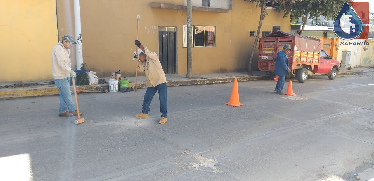 EXCAVACIÓN PARA REPARAR LINEA DE DRENAJE EN CALLE CIPRÉS, COL. AVIACIÓN 1a. SECC