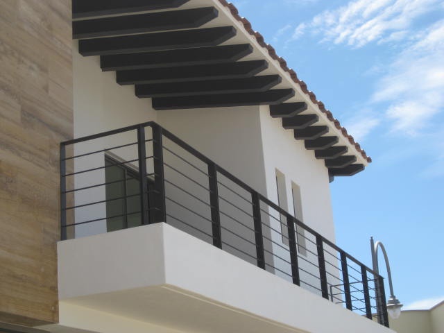 Barandal exterior combinado con decoración en estructura