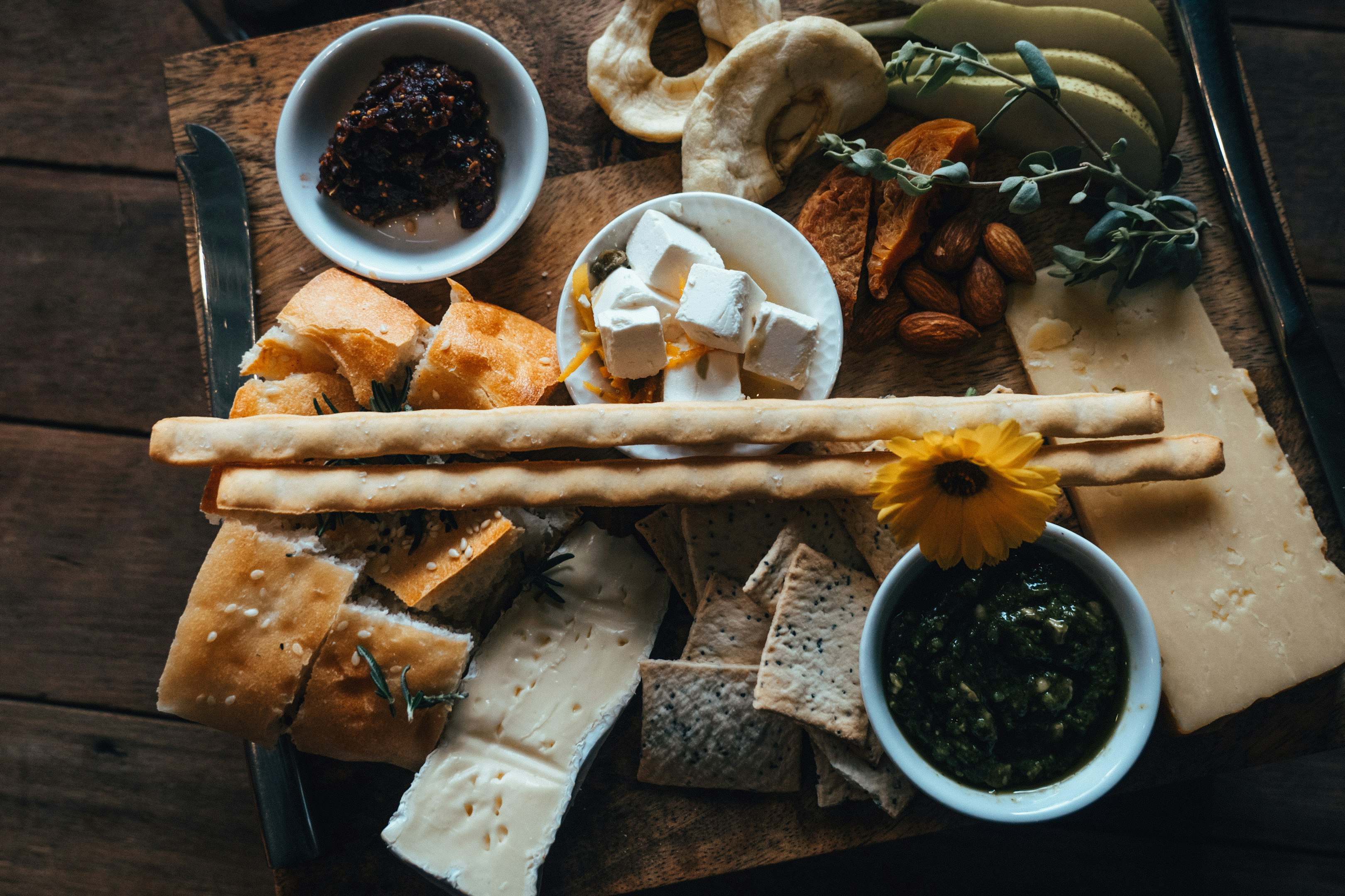 una mesa de madera cubierta con diferentes tipos de comida