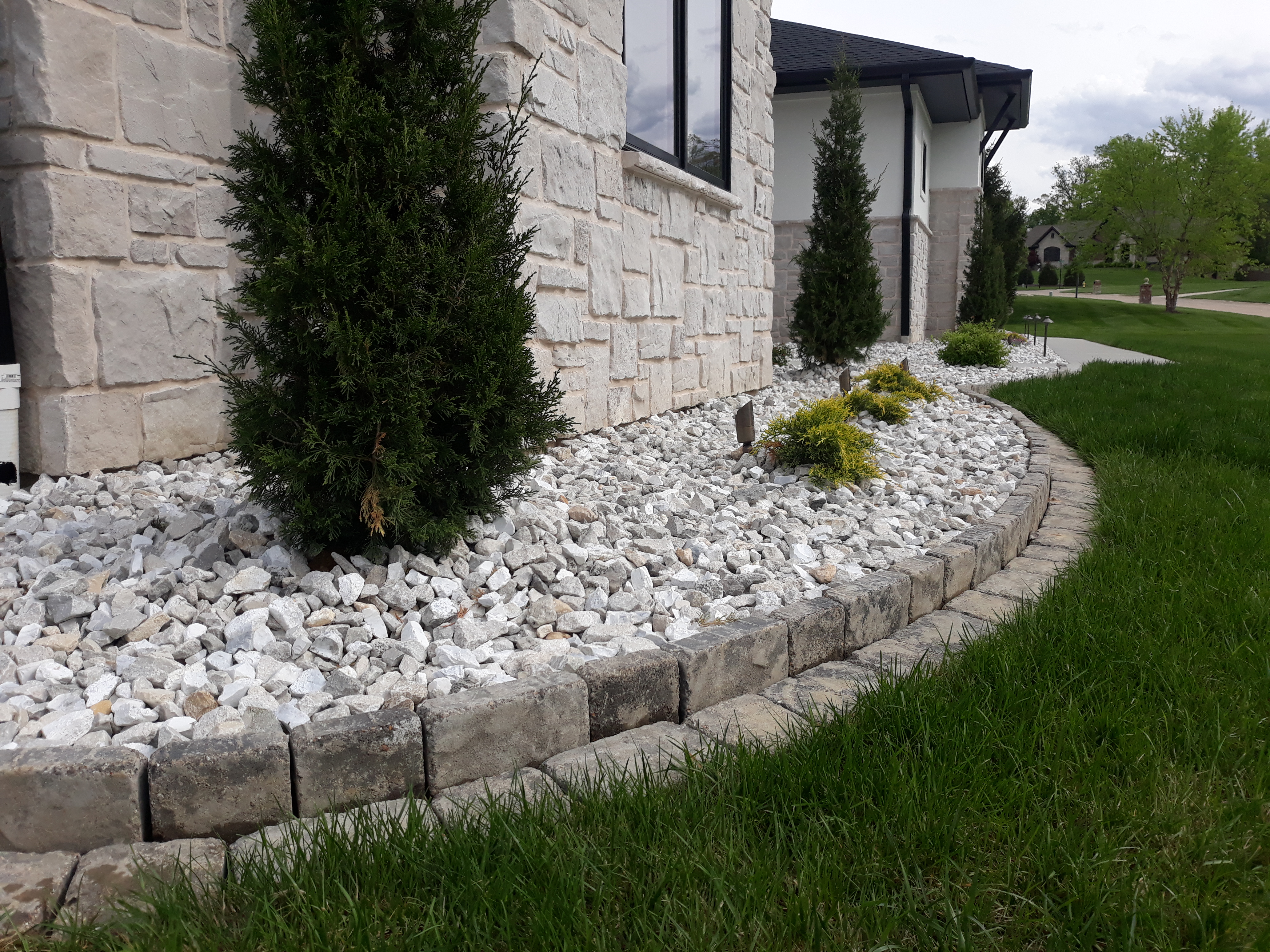 https://0201.nccdn.net/1_2/000/000/0dd/692/venetian-charcoal-edging.jpg