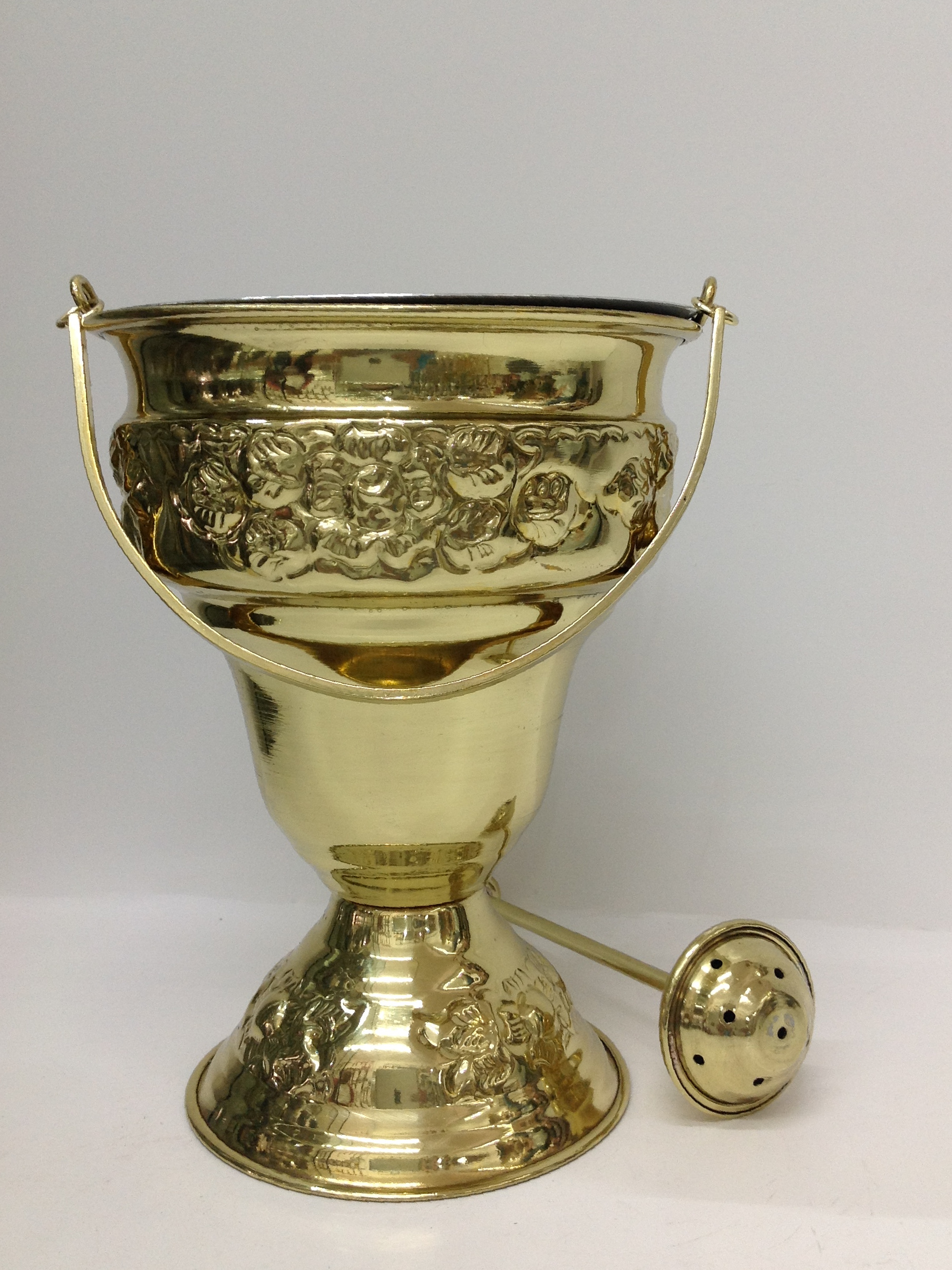 ACETRE DE LATÓN CON GRABADO DE FLORES Y DEPOSITO DE ALUMINIO

preguntar por existencias.