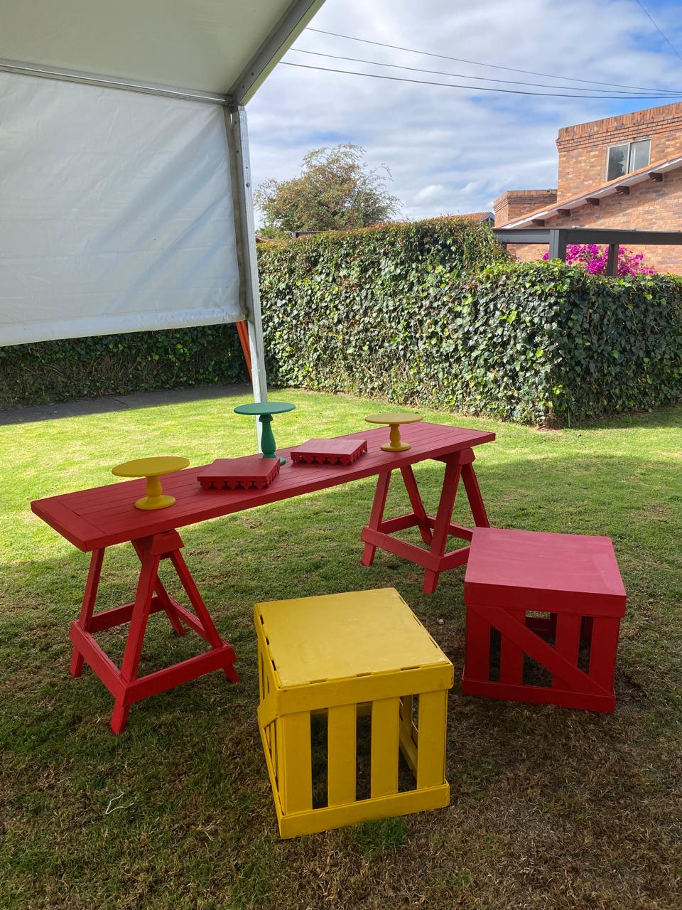 Mesa Caballete Grande Rojo
2.15Cmx82Cm Alto
$ 60.000