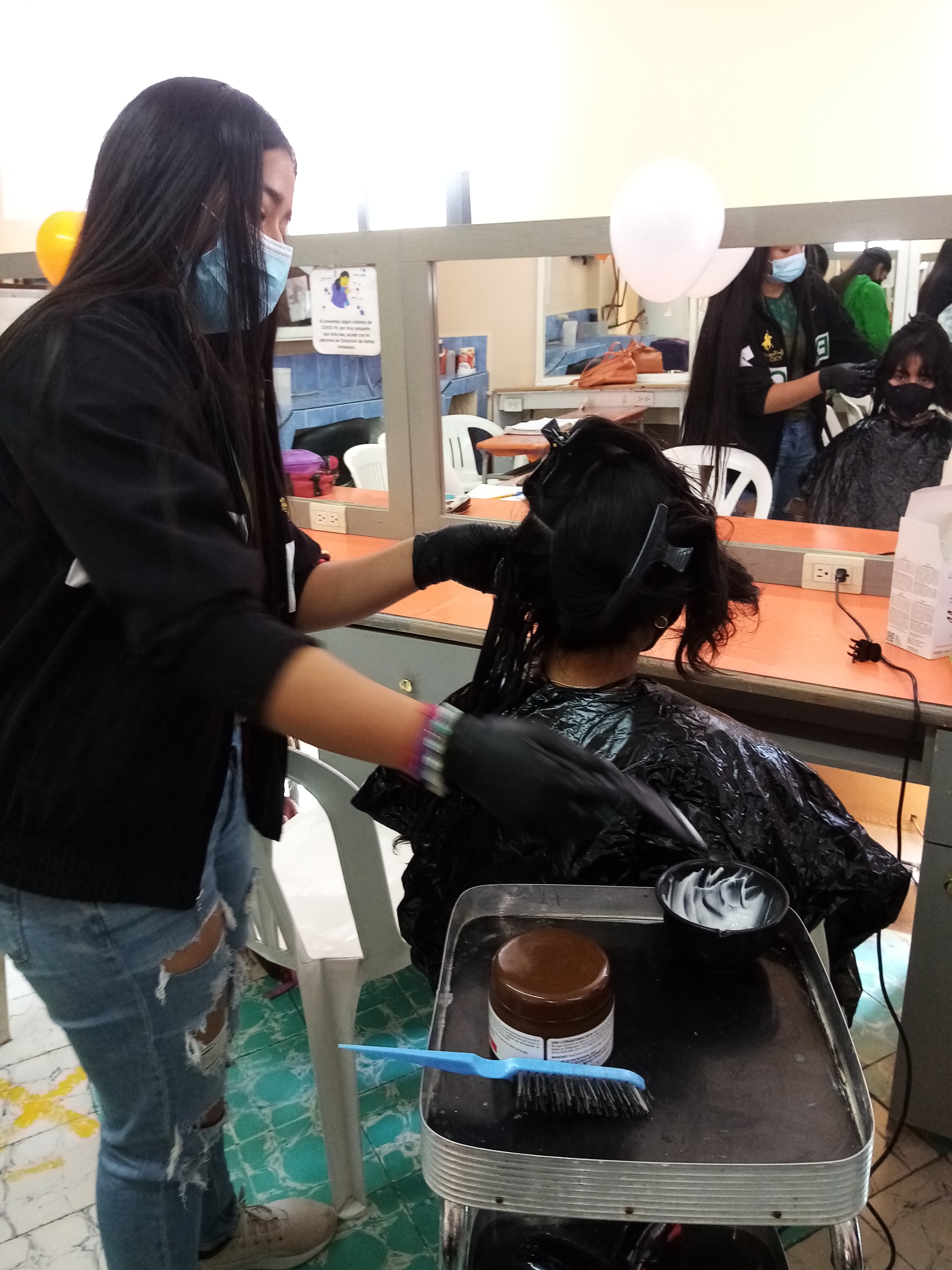SERVICIOS DE BELLEZA
Bienvenidos a esta especialidad. En la sociedad encontramos un constante cambio en la forma de presentarse físicamente ante los demás; son factor importante y determinante las diferentes formas en que nos arreglamos nuestro cabello, cara, manos y pies. En esta especialidad aprendes a aplicar diversas técnicas y metodologías para realizar trabajos en la prevención, cuidado, restablecimiento, mejoramiento y confort de los usuarios de tus diversos servicios de belleza, pudiéndote incorporar al sector productivo, trabajando para una empresa o poniendo tu propio negocio como estilista profesional. 

Dirección Académica CCTYSH

