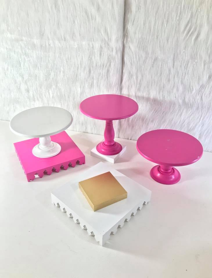 Bases Planas Troqueladas
Color Fucsia o Blanco
Medias: 30cm X 30cm 
$20.000
Bases de Postres Cuadradas  Pequeñas $10.000
Base Redonda para Postres 20.000