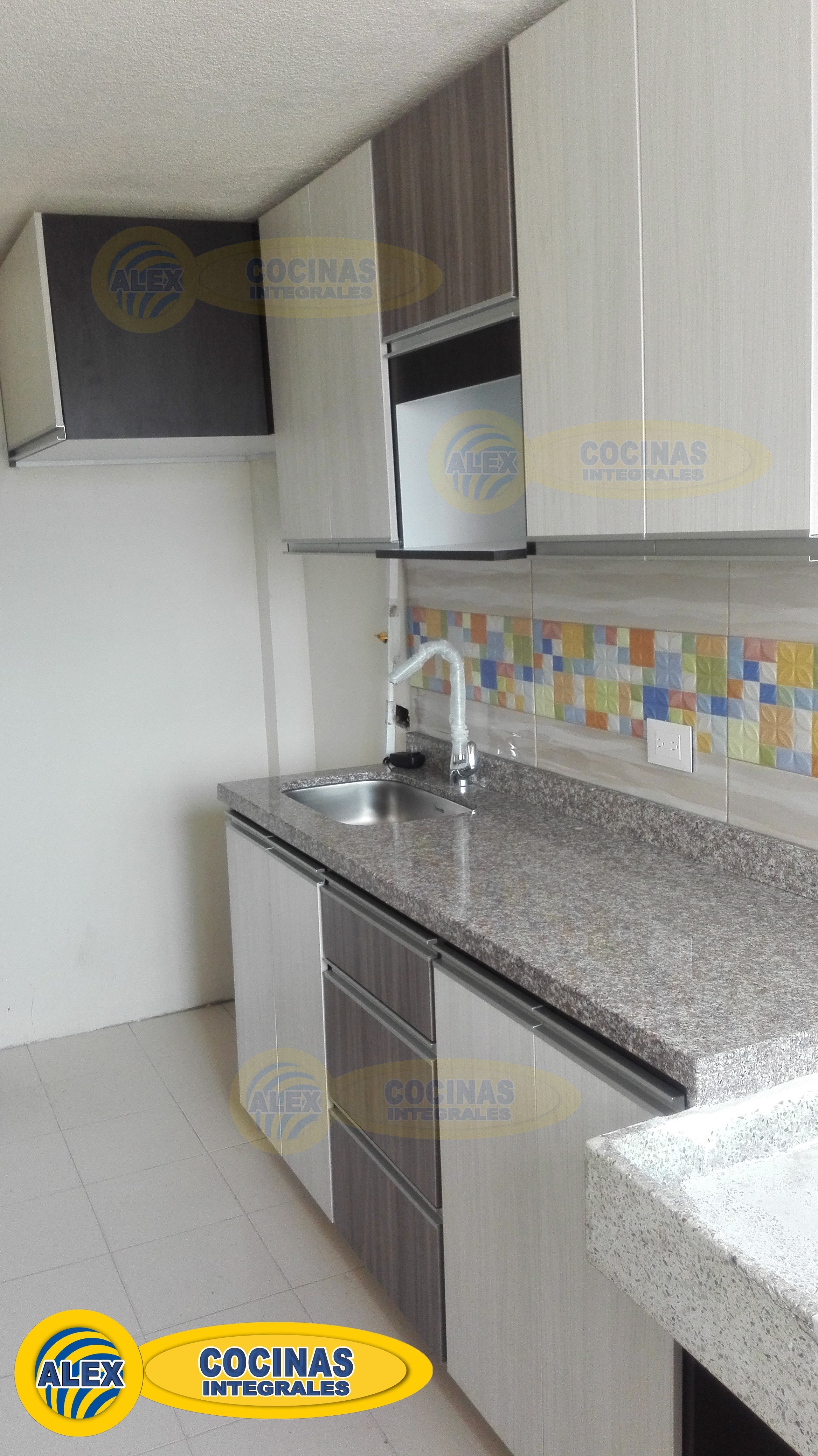 Cocina lineal colores Glacial y Humo