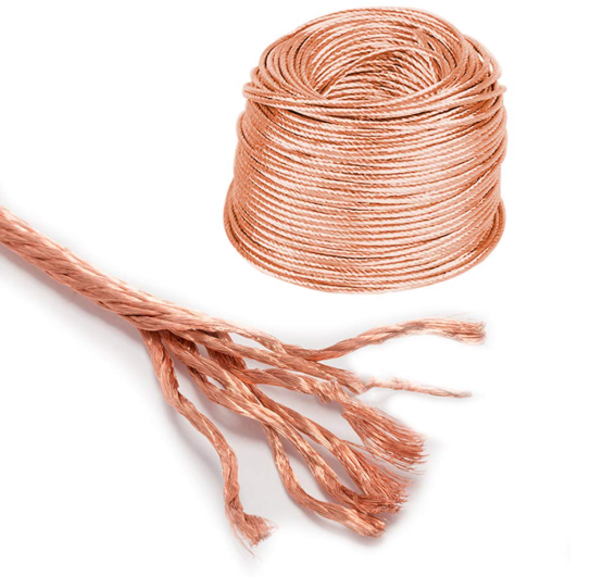 Sala de control industrial con armarios amarillos y equipos de maquinaria pesada, iluminación brillante.