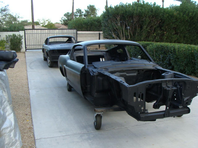 Front roller assembly mounts into the bottom lower a arm position. This is how all the bodies can move. No problem loading onto a transport. Front caster turn. One person can move this around.