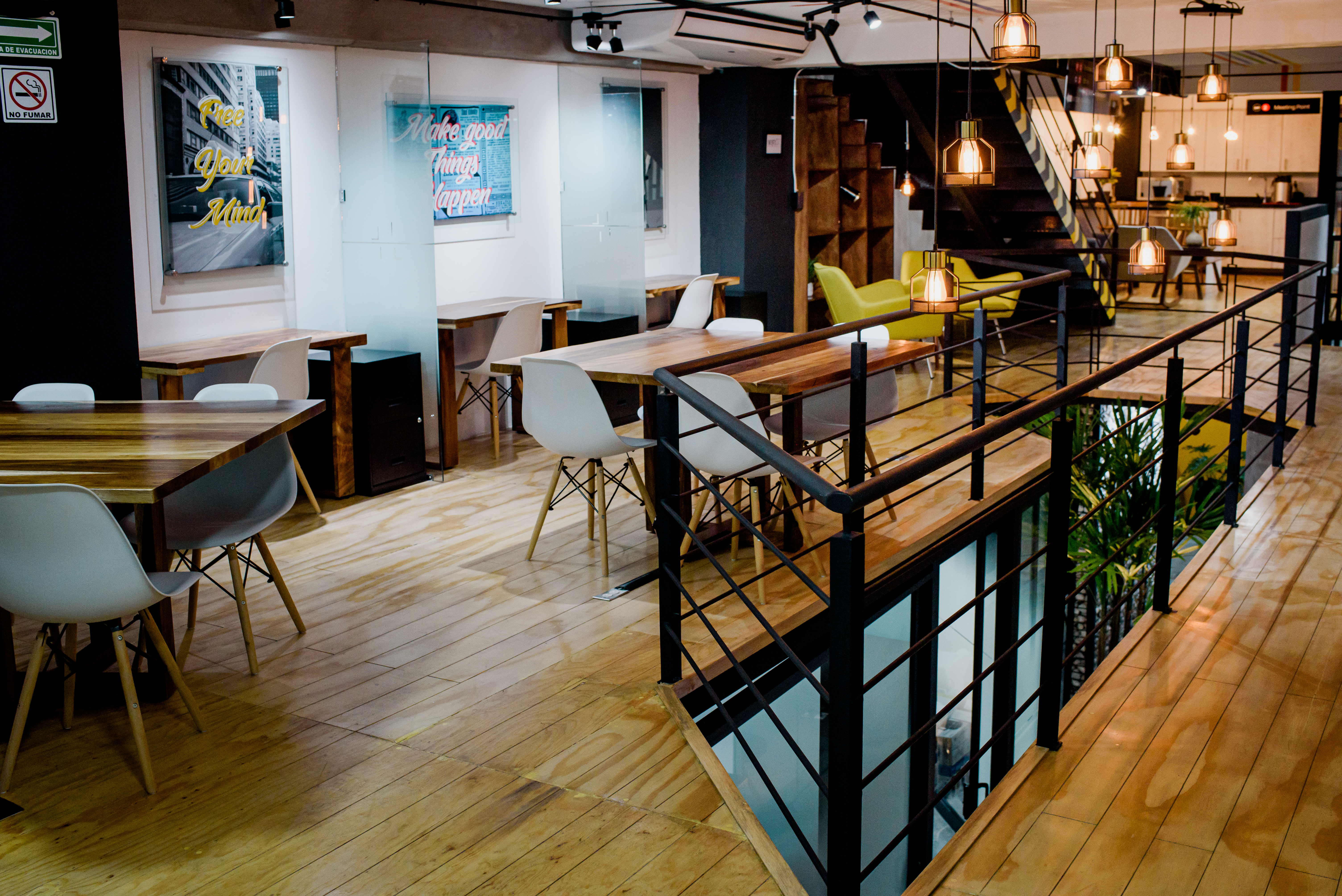 fotografía de enfoque selectivo de una niña sonriendo mientras toma una foto