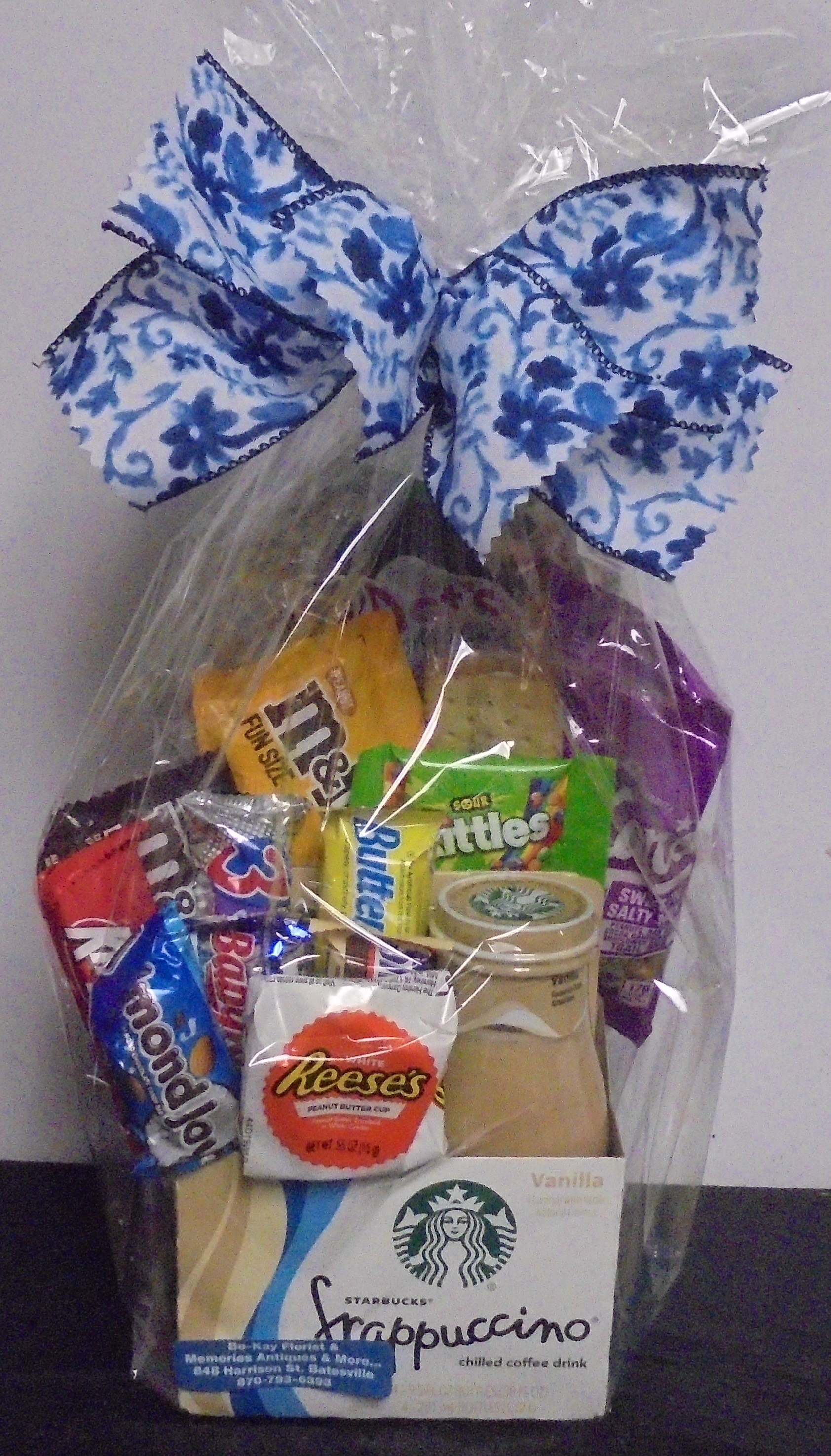 (1)  "Starbucks" Drink Box
W/ Candy (Vanilla)
$35.00