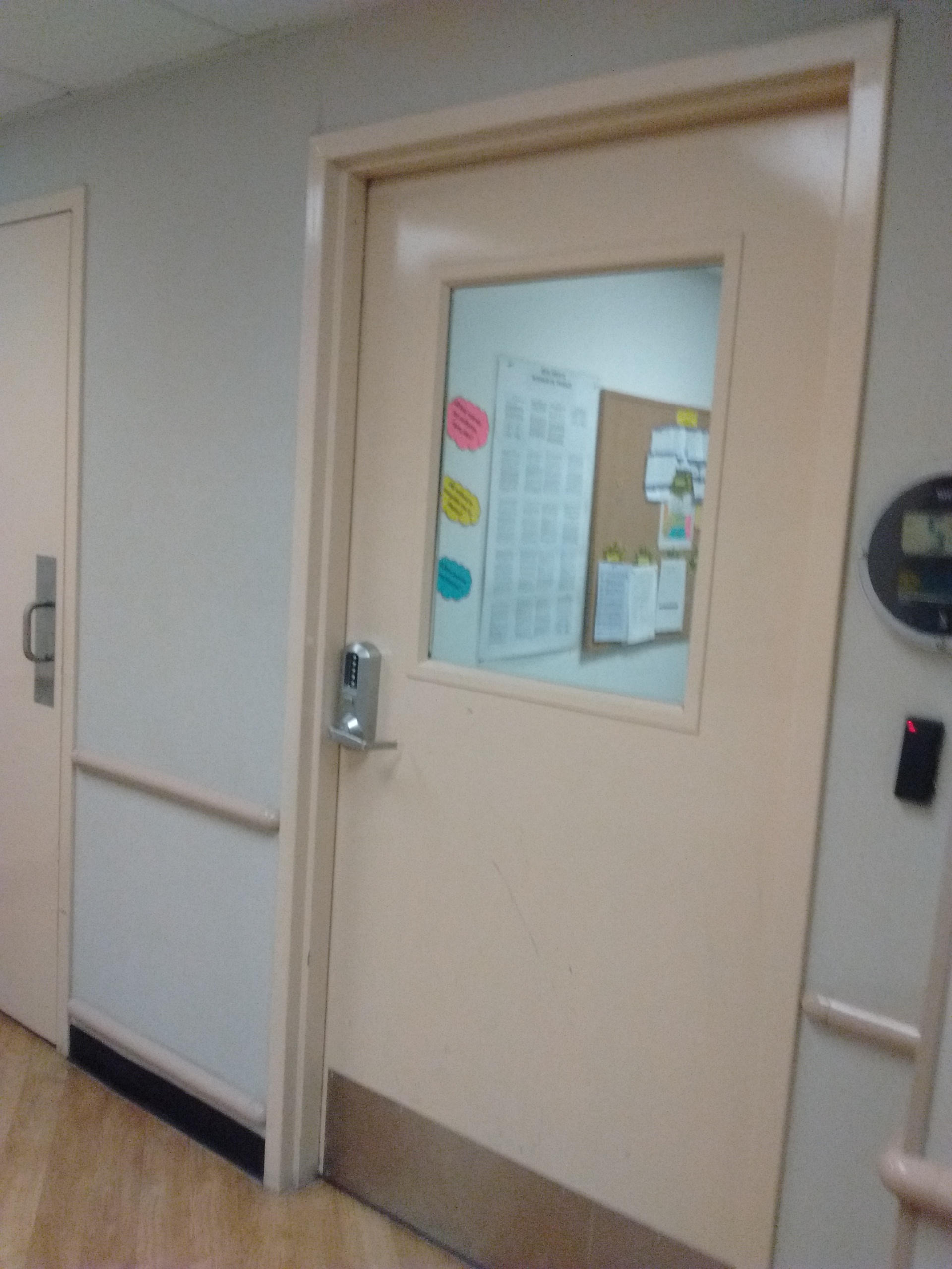 Puertas de lamina en tienda Bed Bath & Beyond.