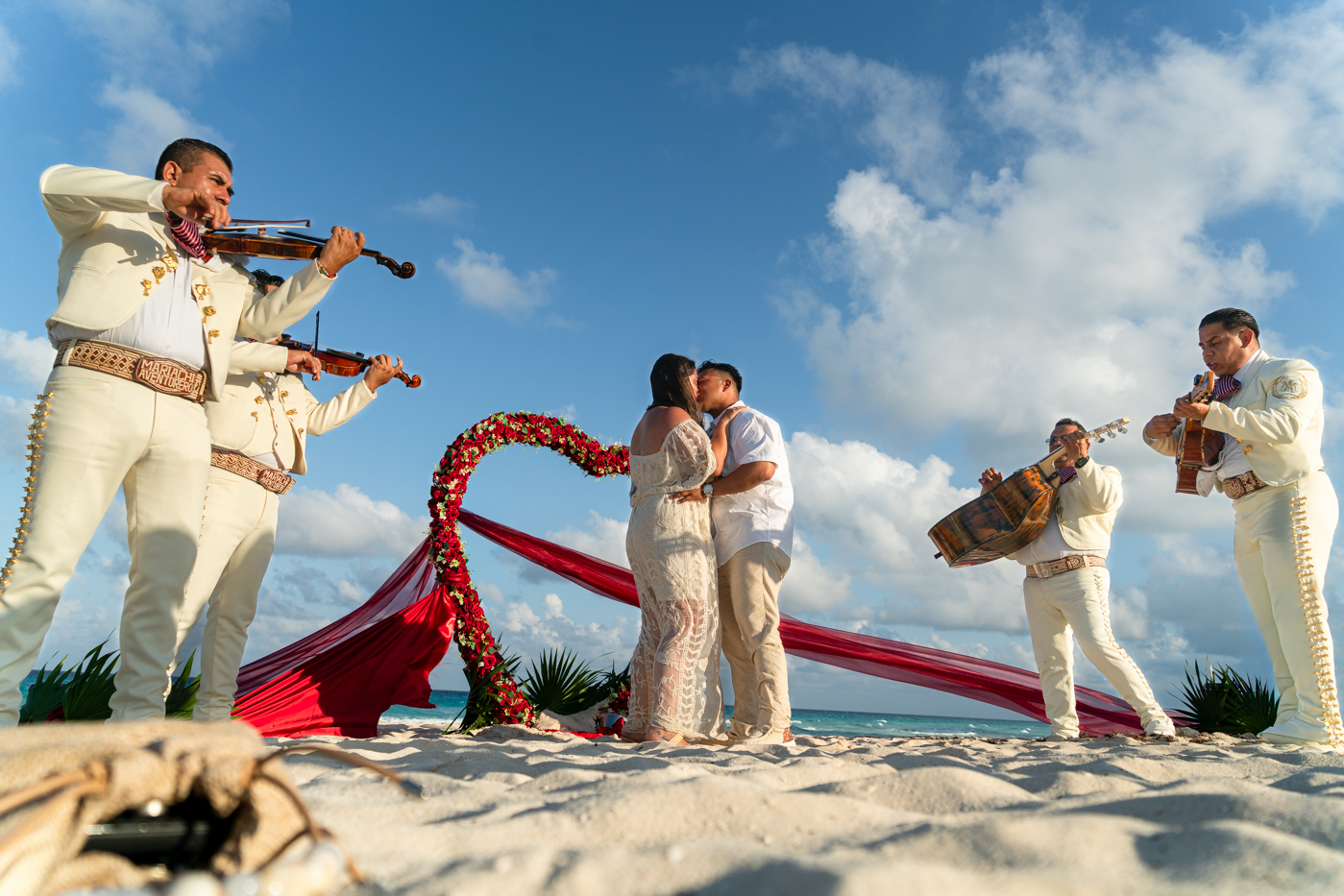 https://0201.nccdn.net/1_2/000/000/0e0/dd8/romantic-mariachi-proposal-in-cancu%CC%81n072.jpg