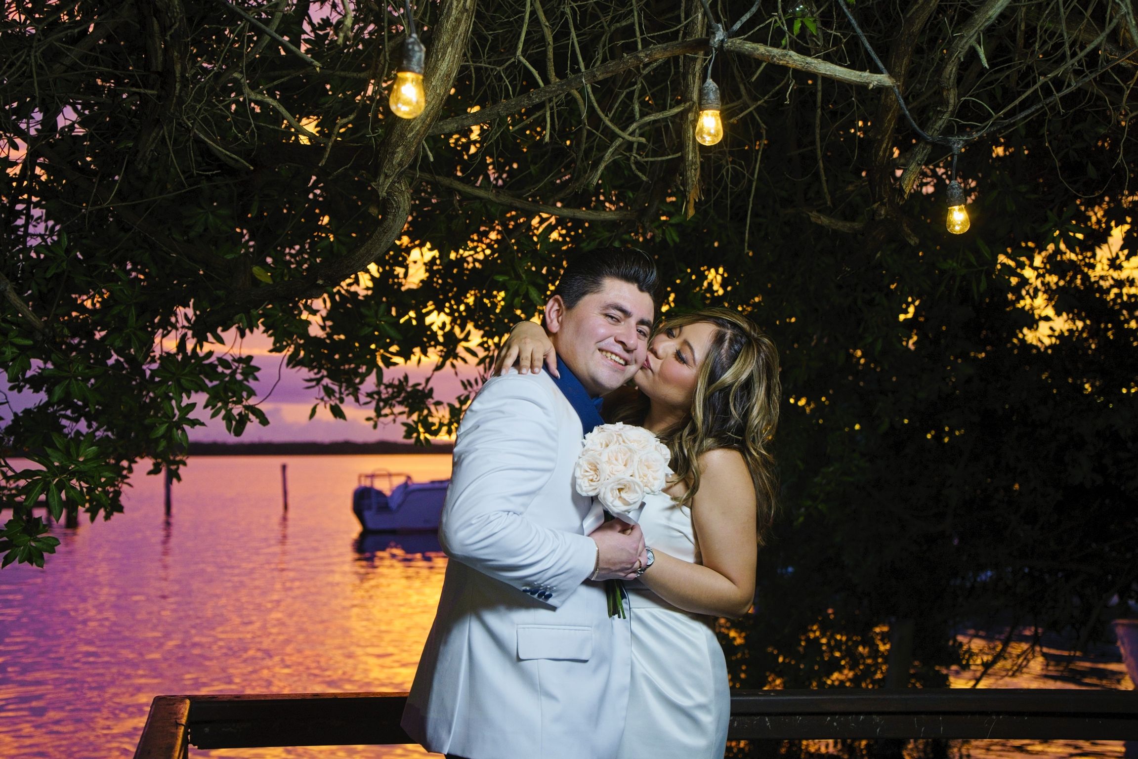 https://0201.nccdn.net/1_2/000/000/0e0/e2d/luxartifices-wedding-navios-cancun-bride-and-groom-sunset054.jpg
