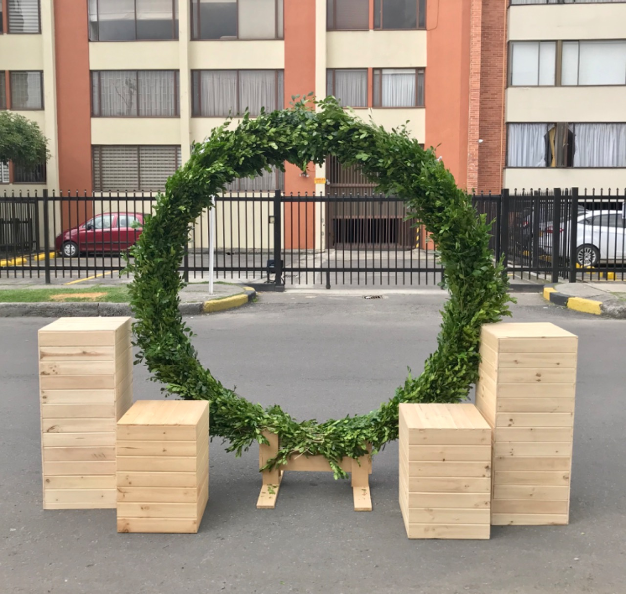 Panel Circular Hueco
$250.000 Alquiler
Con Follaje Natural
Alto 2.20m
Ancho 1.95m
Alto Interno 1.93m
( Para Flores o Glogos)