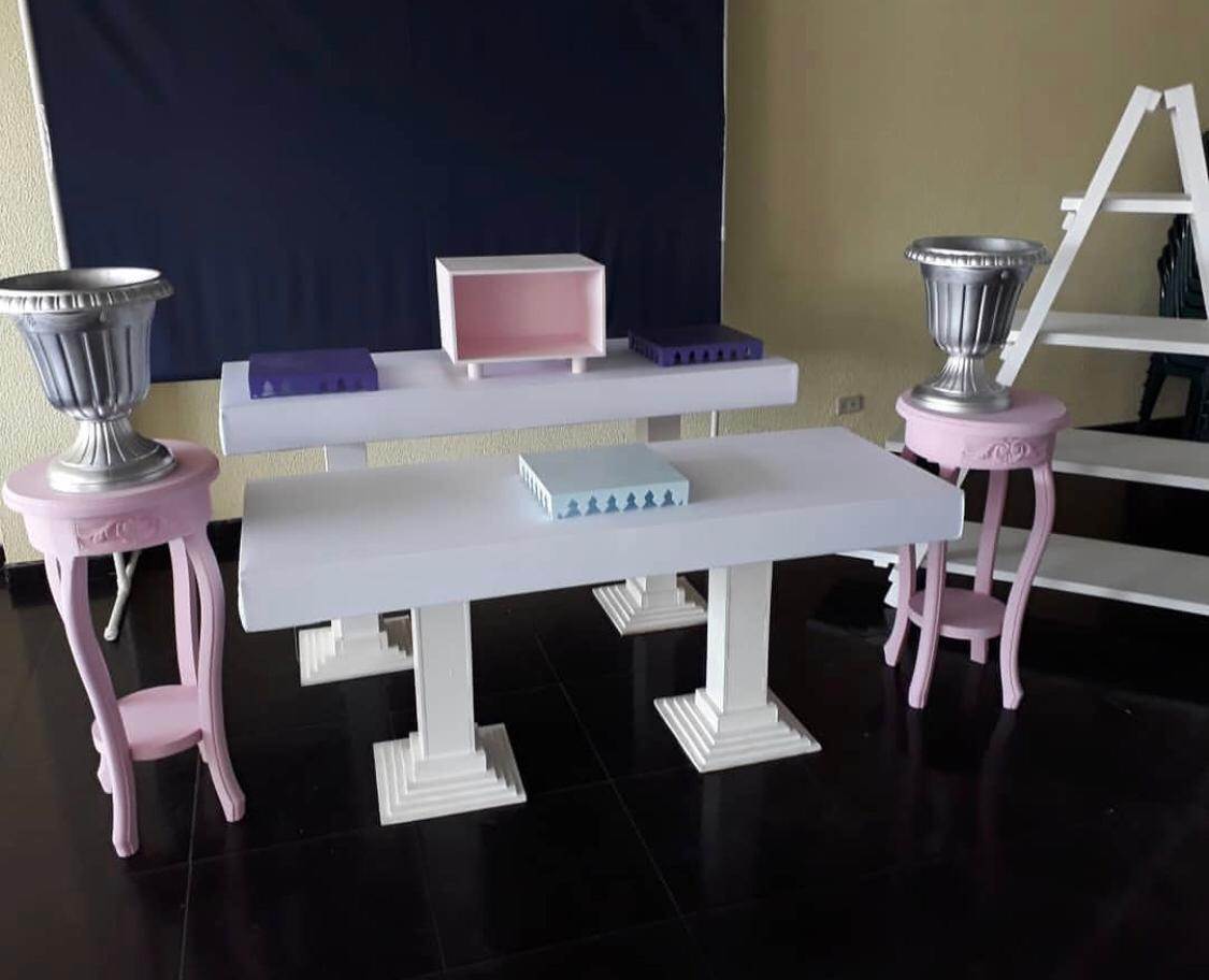 Bases tipo Tv para la mesa de Dulces 
24 cm Altura  
40 cm largo 
$30.000 
Precio Unitario