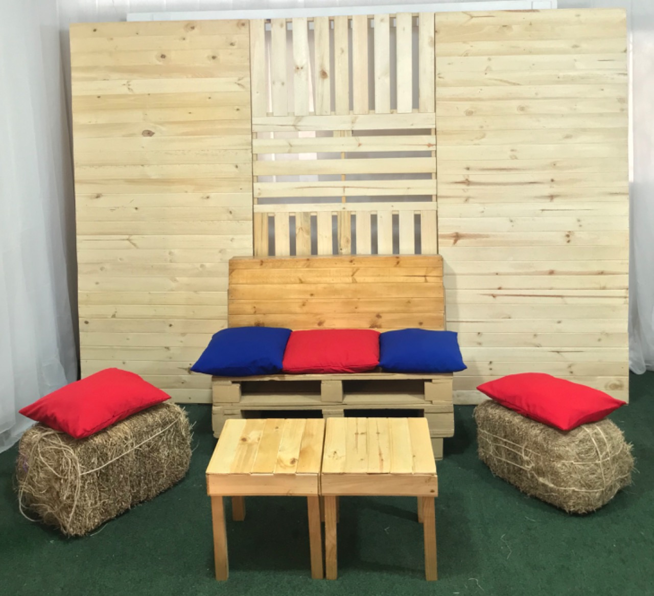 2 Puff de Heno + 1 Mueble(1m x 1.17cm)
Alquiler
Combo Alquiler
( Incluye Camino de Mesa y Cojines)
$ 122.000