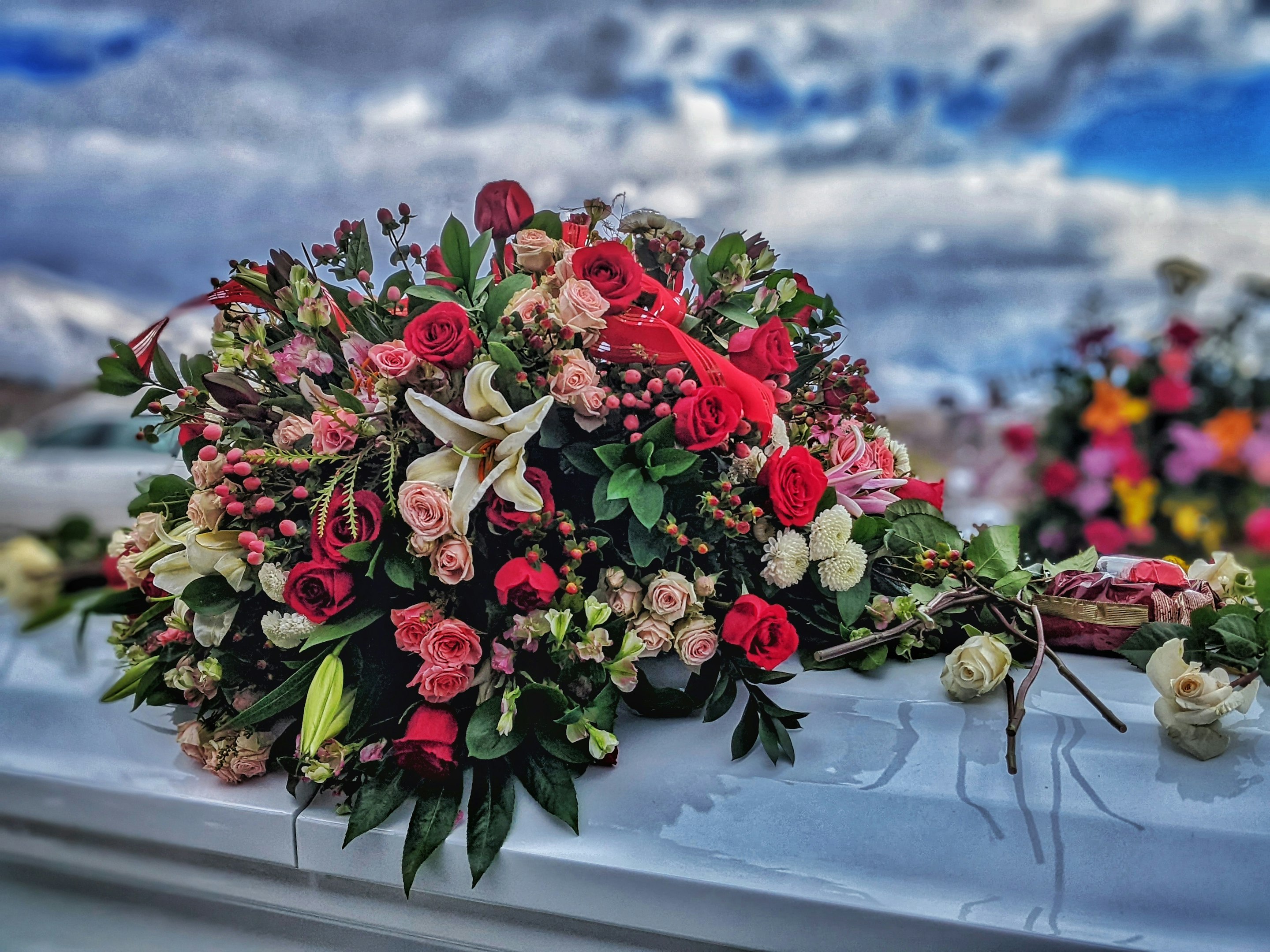 un ramo de flores sobre un coche