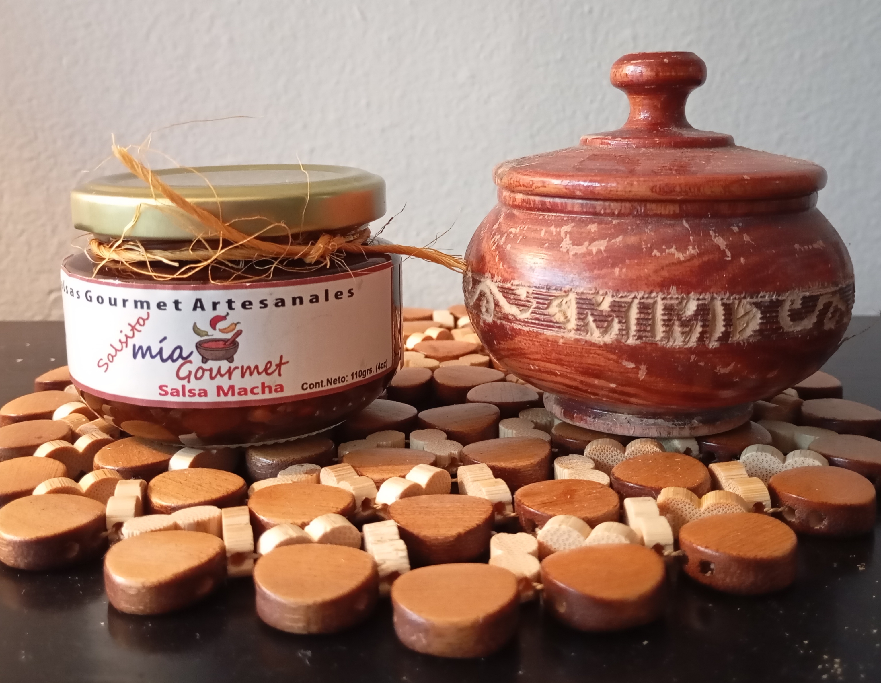 Rica salsita roja, elaborada con varios chiles secos y naturales.
 Picosita.