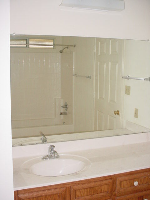 https://0201.nccdn.net/1_2/000/000/0e3/41a/jocelyn106masterbath2.jpg