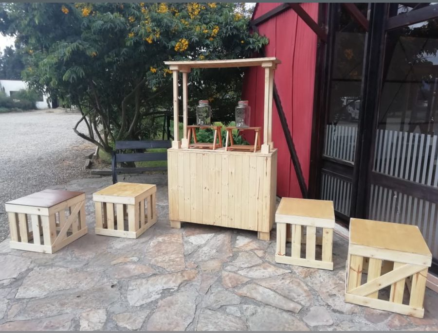 Estación de Bebidas
2.20m Altura Total
1.28m Ancho 
48cm de Profundidad  
$160.000
Guacal Gigante Color Madera
$35.000
51cm Alto
58cmX54cm
