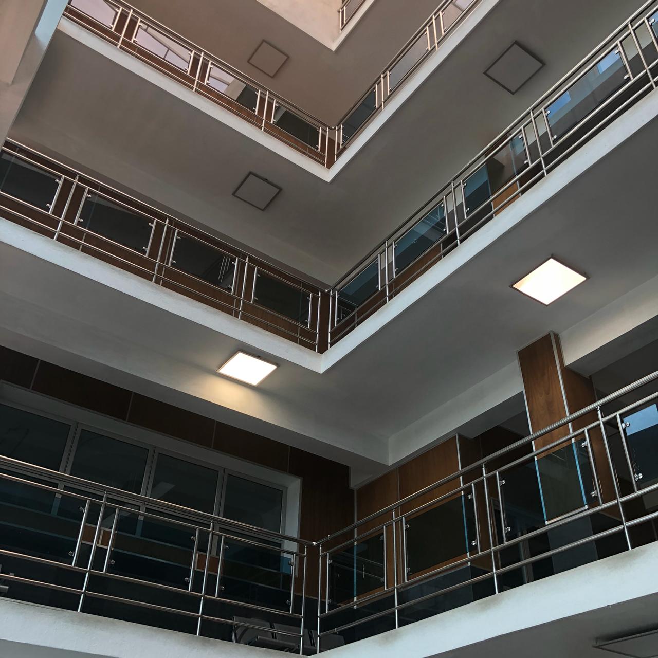 Universidad O&M
Balcones en acero y vidrio