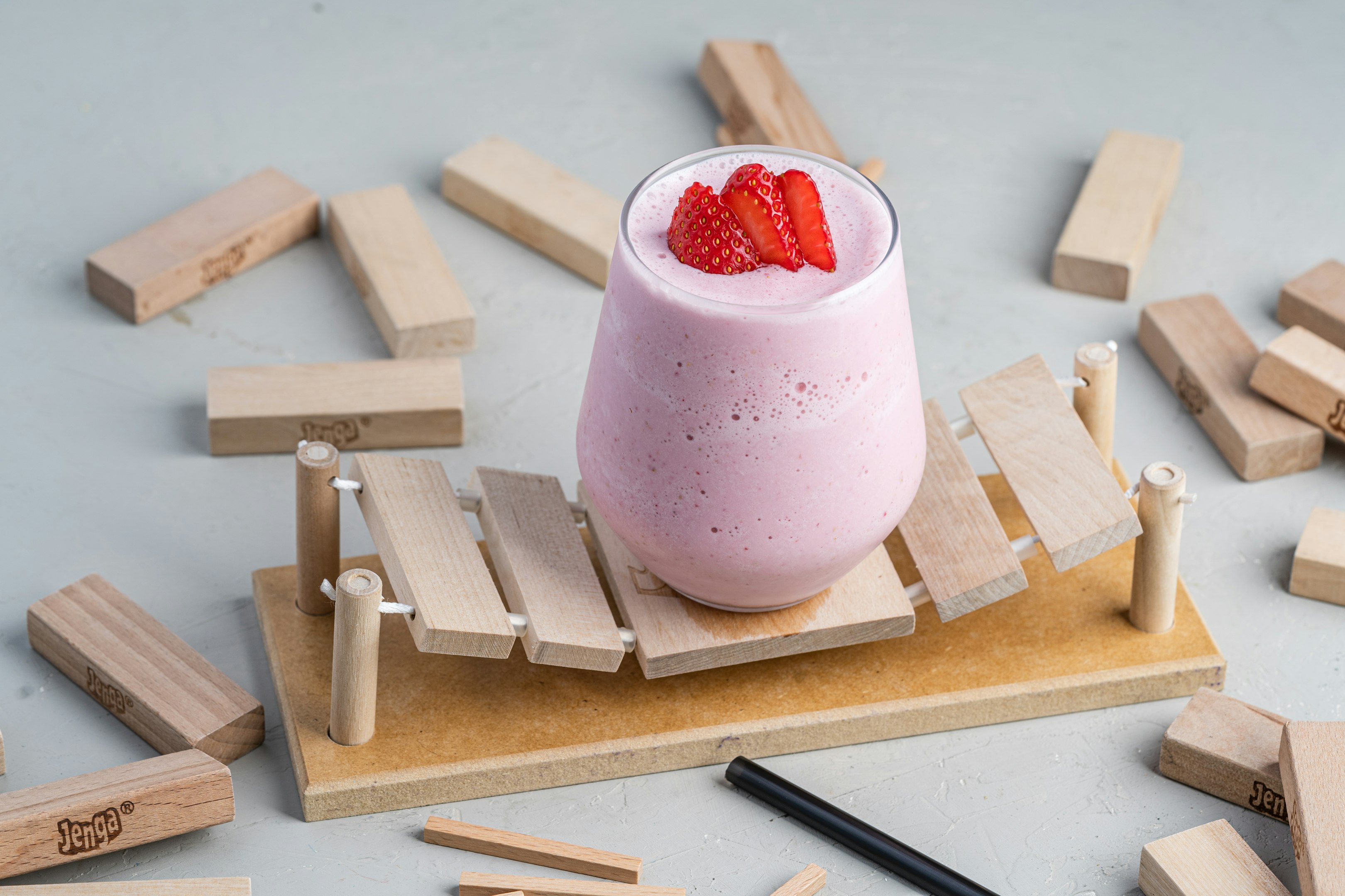 helado rosa y blanco en taza de cerámica blanca