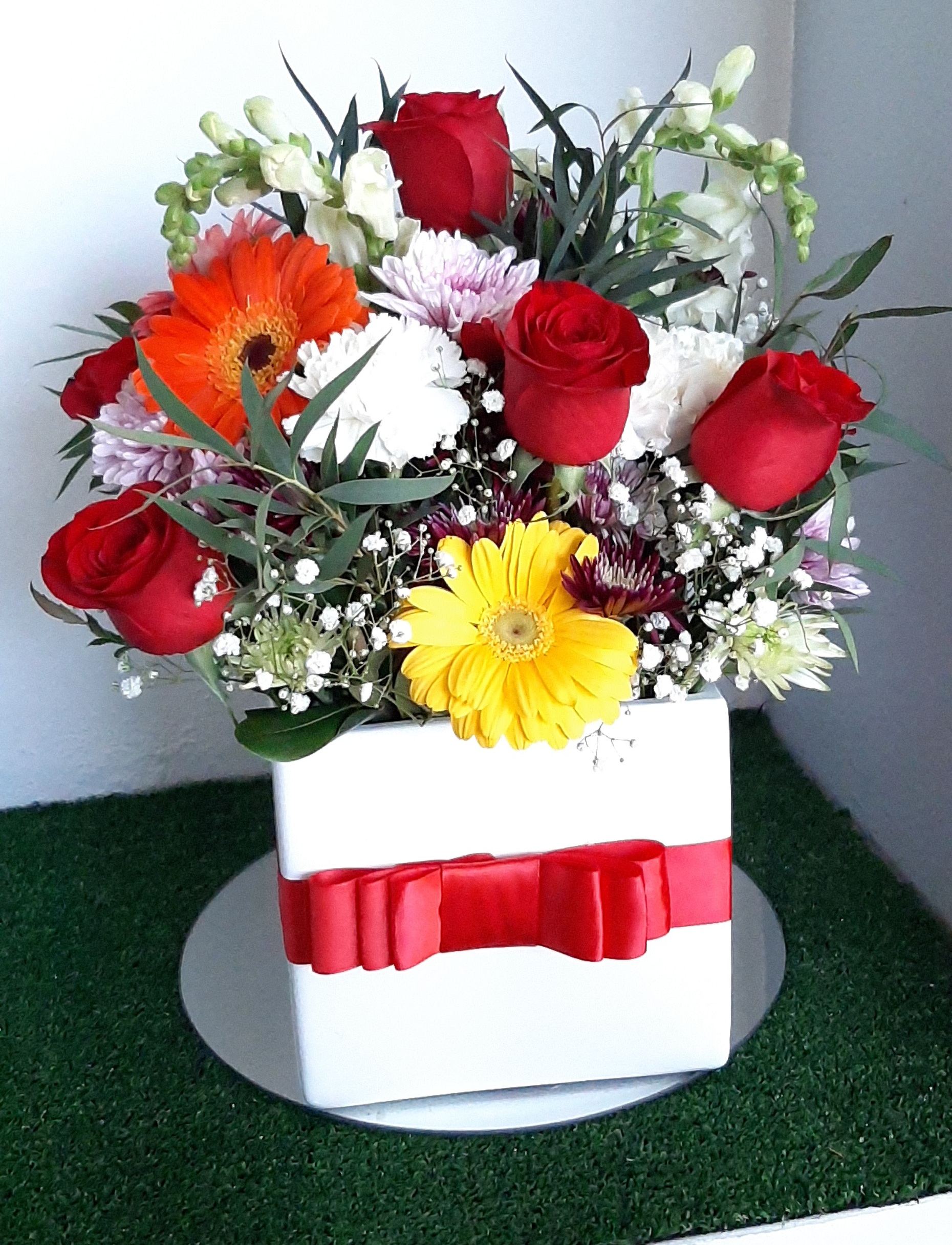 Arreglo primaveral en base de cerámica $900