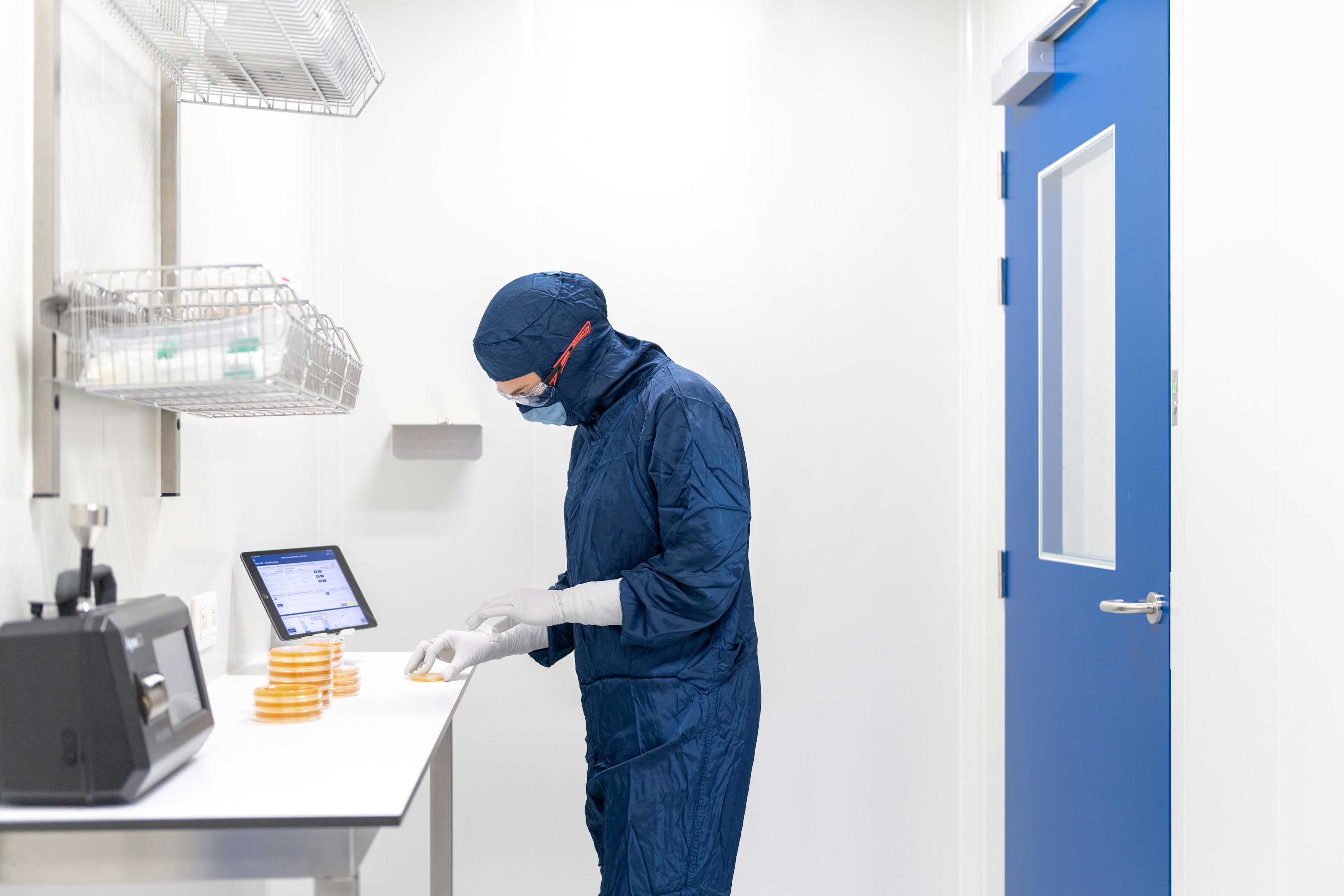 una persona con una bata de laboratorio