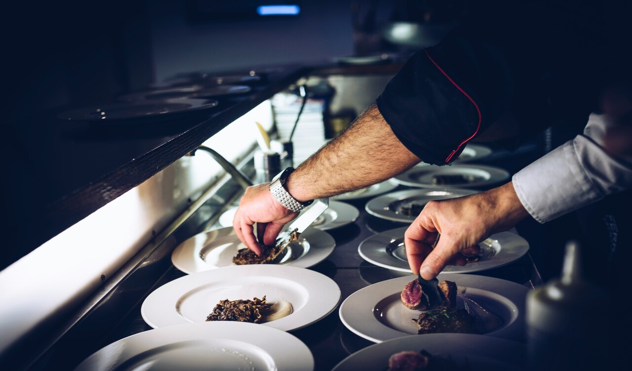 persona preparando un plato cocinado