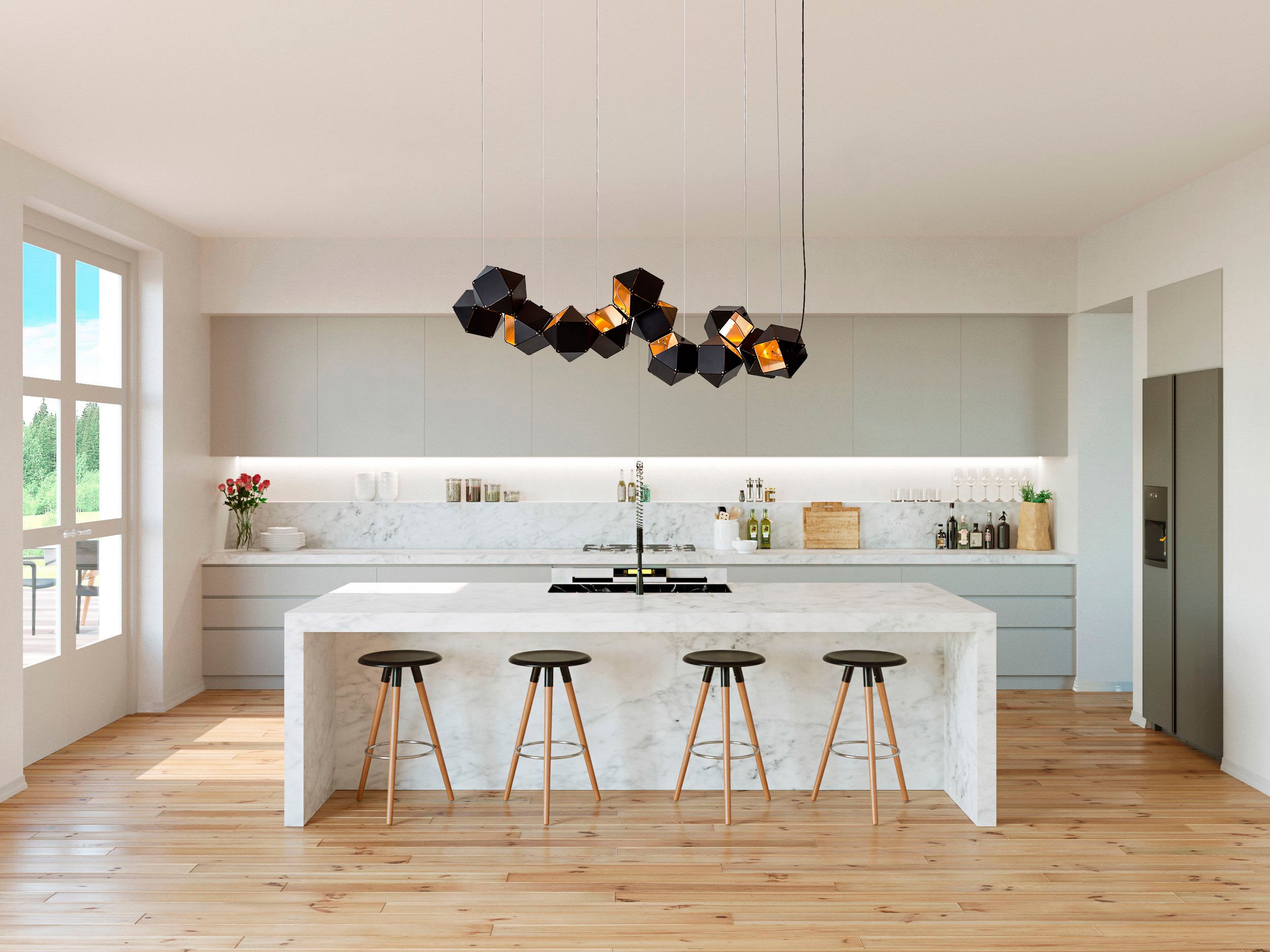 Cocina moderna con isla de mármol, colgantes geométricos oscuros, y taburetes de madera y metal, con ventana aportando luz natural.