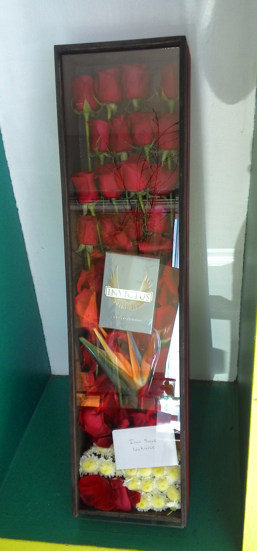 Caja de madera con vidrio 24 rosas
$ 650